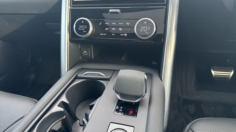 Land Rover Discovery 3.0 D300 Dynamic HSE 5dr Auto Diesel Station Wagon